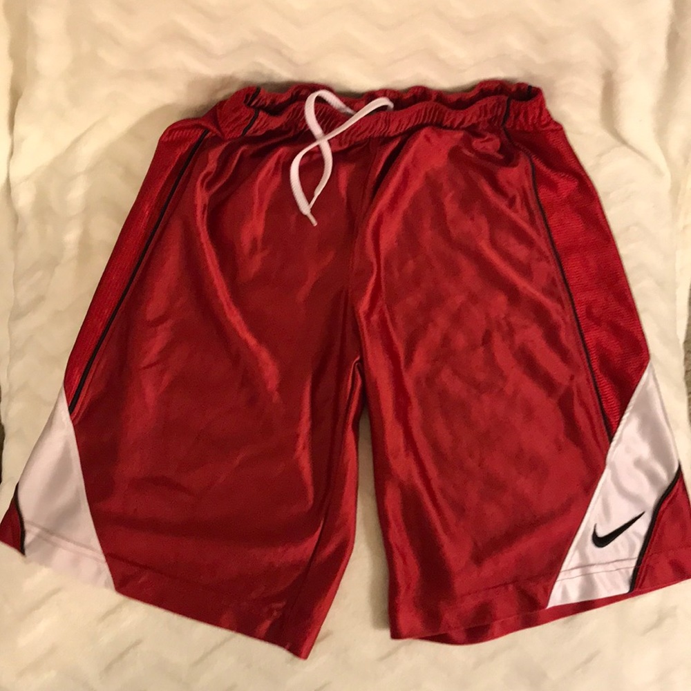Nike boys medium basketball shorts